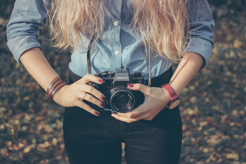 photographe-SIGNES-min_hand-person-girl-woman-camera-photography-614-pxhere.com